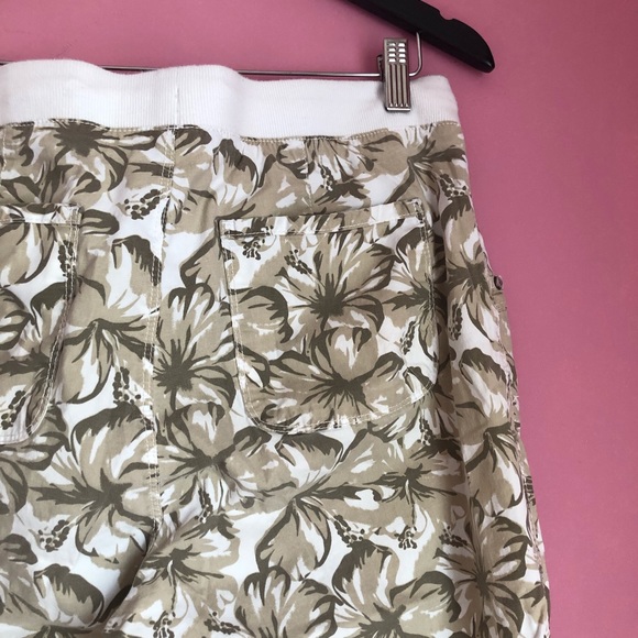 🔹2/$30🔹 Size 10 Floral Brown Capris - Picture 8 of 10